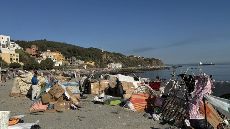 Centenares de inmigrantes se afianzan en la playa del Trampolín a la espera de su acogida