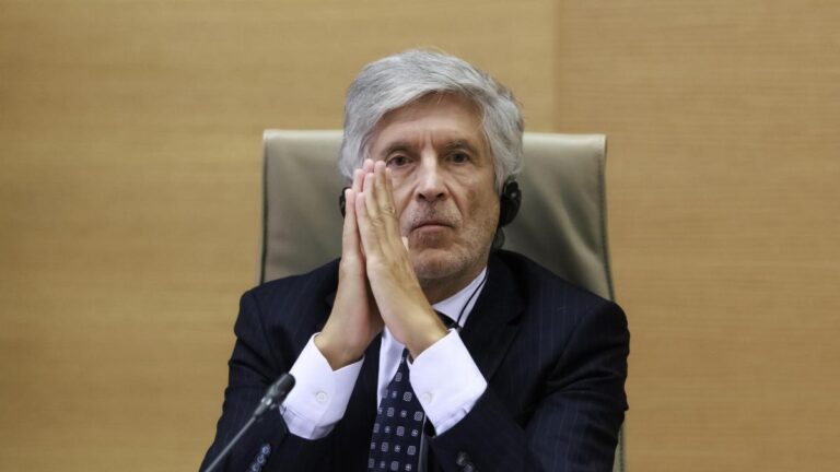 Marlaska exige al director de la Policía que aclare si existe un informe que sitúa a Marruecos tras el cruce masivo en Ceuta