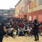 Vivir sobre un asentamiento de inmigrantes con miedo a estallar: “Somos españoles de segunda”