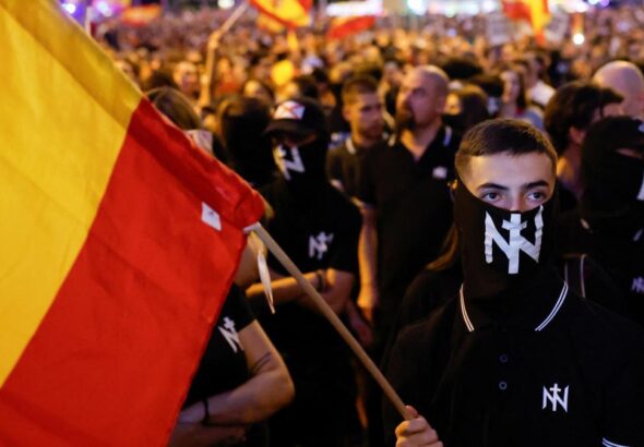 Saludos fascistas, agresiones a periodistas y cánticos del “Cara al sol” en la manifestación contra el Gobierno en Madrid