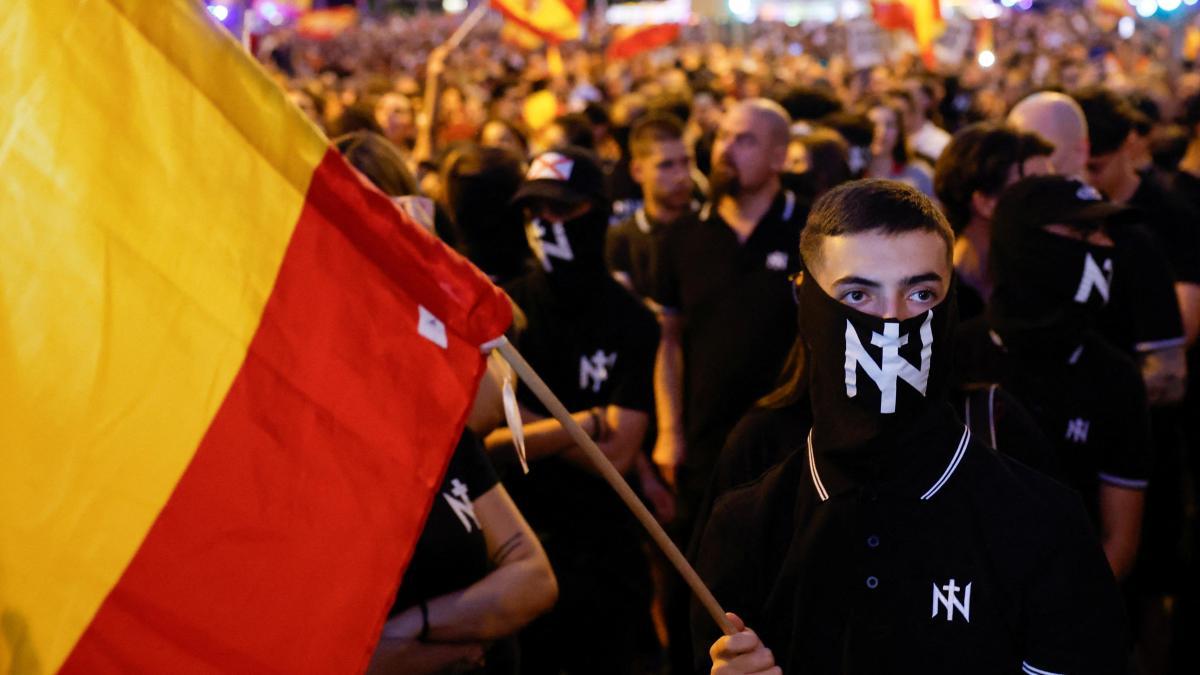 Saludos fascistas, agresiones a periodistas y cánticos del “Cara al sol” en la manifestación contra el Gobierno en Madrid