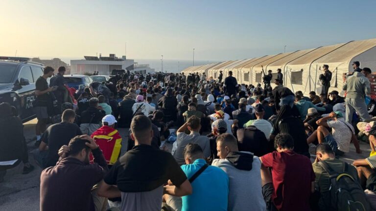 La Policía traslada a inmigrantes que aún pernoctaban en la calle a 864 nuevas plazas de acogida habilitadas por el Gobierno