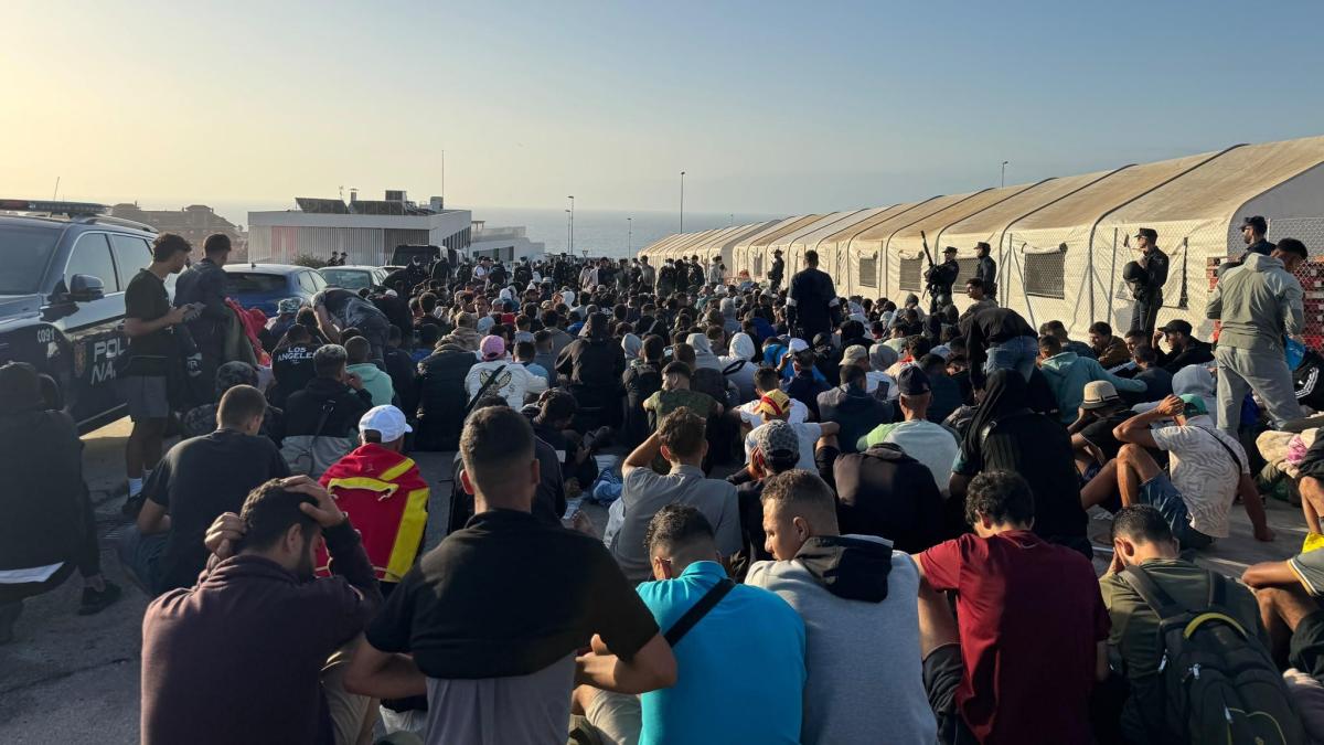 La Policía traslada a inmigrantes que aún pernoctaban en la calle a 864 nuevas plazas de acogida habilitadas por el Gobierno