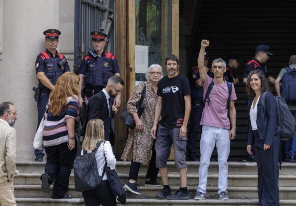 Varias entidades denuncian una “vulneración de derechos lingüísticos” en el juicio a los policías que dejaron tuerto a Roger Español