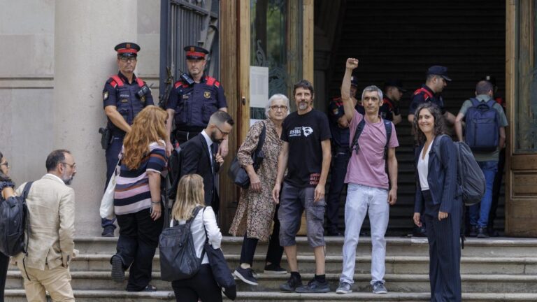Varias entidades denuncian una “vulneración de derechos lingüísticos” en el juicio a los policías que dejaron tuerto a Roger Español