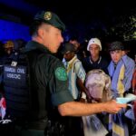 La Policía toma el control del traslado de migrantes al campamento del puerto de Ceuta tras escenas de tensión