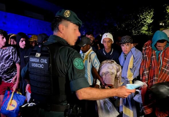 La Policía toma el control del traslado de migrantes al campamento del puerto de Ceuta tras escenas de tensión