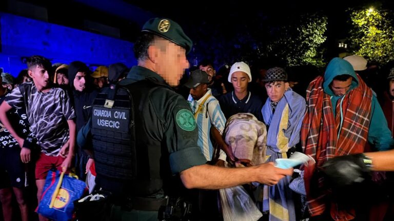 La Policía toma el control del traslado de migrantes al campamento del puerto de Ceuta tras escenas de tensión