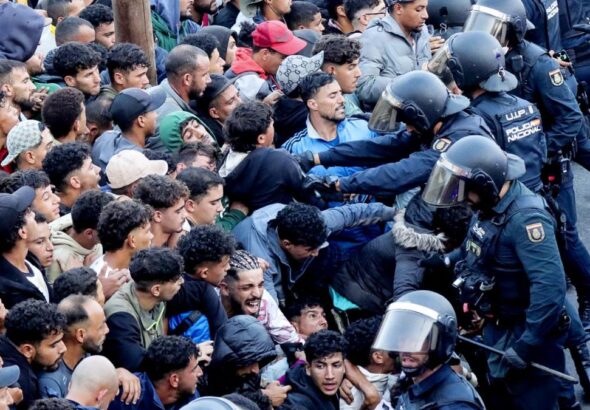 Más de 3.000 inmigrantes siguen en la calle en Ceuta tras un tenso realojo