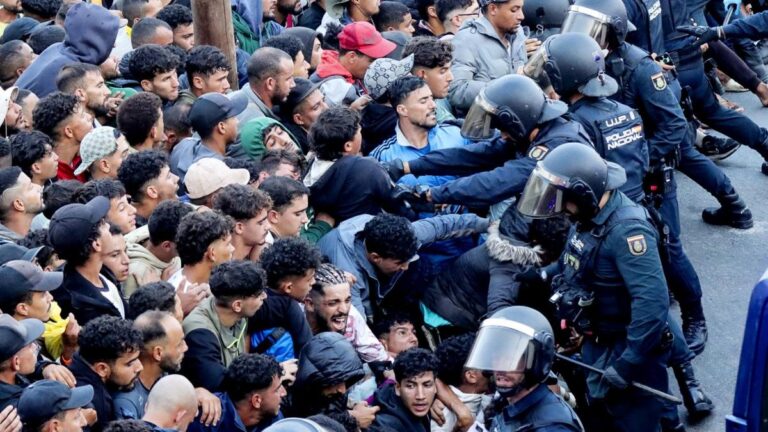 Más de 3.000 inmigrantes siguen en la calle en Ceuta tras un tenso realojo