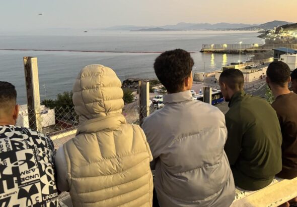 El quitamiedos de las lamentaciones frente al espigón del Tarajal