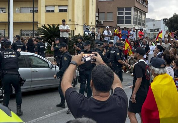 Un grupo de ceutíes ataca un coche de una diputada autonómica: “Nos iban a linchar”