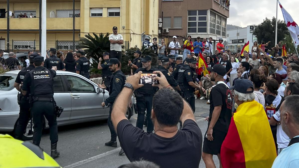 Un grupo de ceutíes ataca un coche de una diputada autonómica: “Nos iban a linchar”