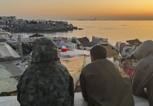 Tres migrantes menores denuncian que militares les rociaron con gas pimienta mientras dormían en Ceuta