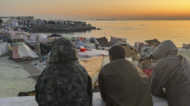 Tres migrantes menores denuncian que militares les rociaron con gas pimienta mientras dormían en Ceuta