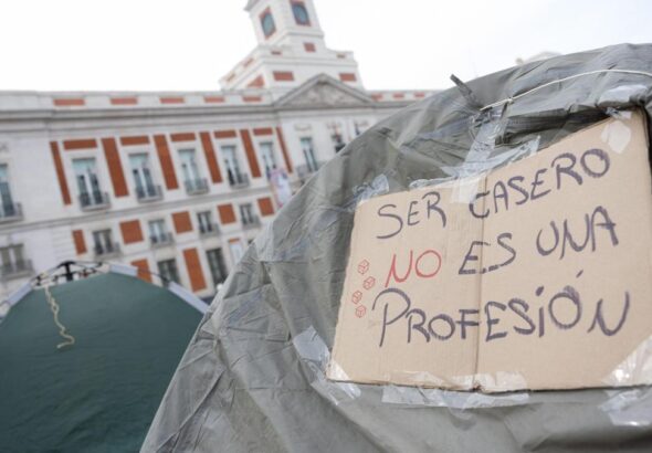 El Gobierno plantea prohibir la compra de vivienda a fondos y rebajas de IRPF a inquilinos, pero choca con el veto a los desahucios
