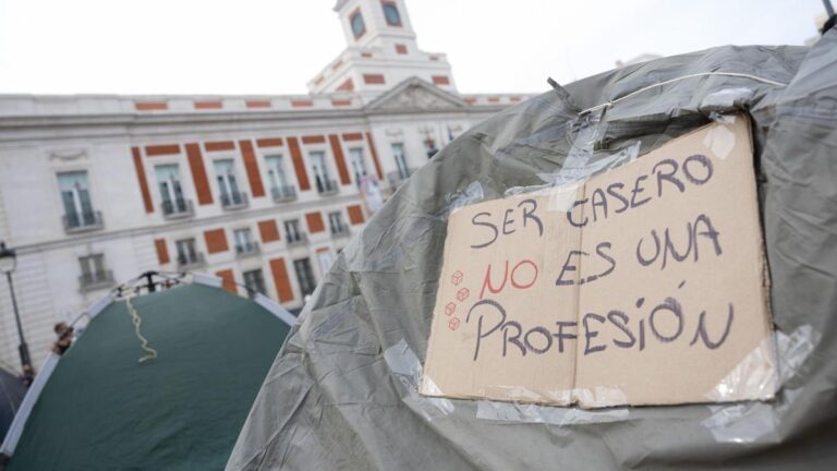 El Gobierno plantea prohibir la compra de vivienda a fondos y rebajas de IRPF a inquilinos, pero choca con el veto a los desahucios