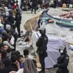 La Policía desaloja la playa de Benítez y lleva a cientos de migrantes a un campamento de Ceuta