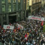 Unas protestas descafeinadas gritan contra la “vergüenza” de la votación