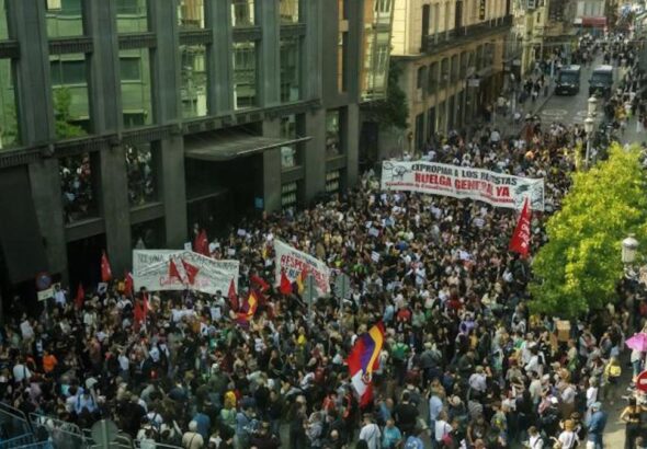 Unas protestas descafeinadas gritan contra la “vergüenza” de la votación