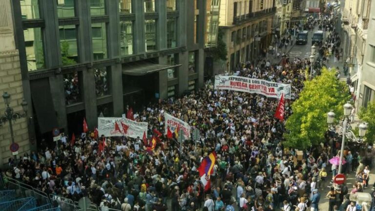 Unas protestas descafeinadas gritan contra la “vergüenza” de la votación