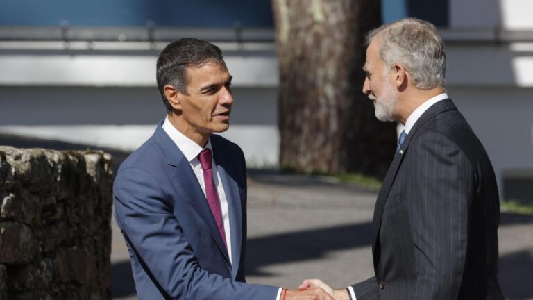Sánchez llamó ayer por teléfono al Rey para comunicarle la convocatoria electoral