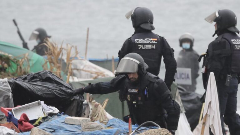 La Policía Nacional inicia el desalojo del asentamiento de la playa del Trampolín en Ceuta