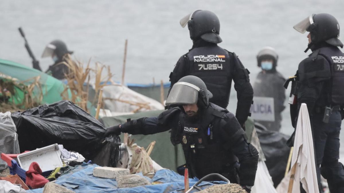 La Policía Nacional inicia el desalojo del asentamiento de la playa del Trampolín en Ceuta