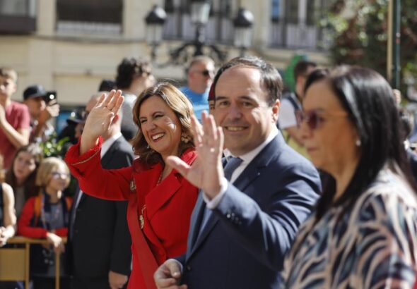 Llorca lidera una comitiva para arropar a Feijóo en su primer mitin en pleno debate de su candidatura