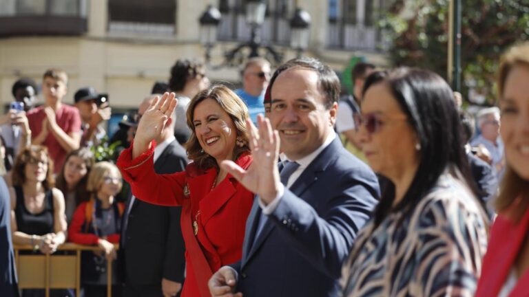 Llorca lidera una comitiva para arropar a Feijóo en su primer mitin en pleno debate de su candidatura