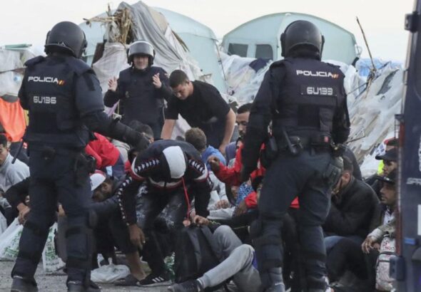 La policía desaloja el último gran asentamiento de migrantes en Ceuta