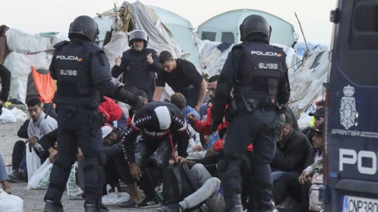 La policía desaloja el último gran asentamiento de migrantes en Ceuta