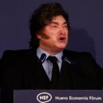 Milei agita la campaña del 29-N, abraza a Ayuso y califica a Sánchez de “dictador”