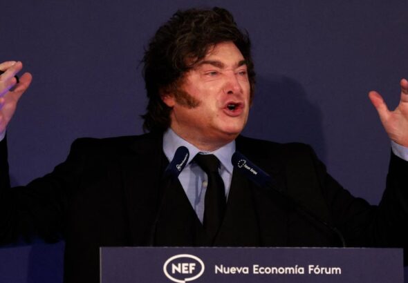 Milei agita la campaña del 29-N, abraza a Ayuso y califica a Sánchez de “dictador”