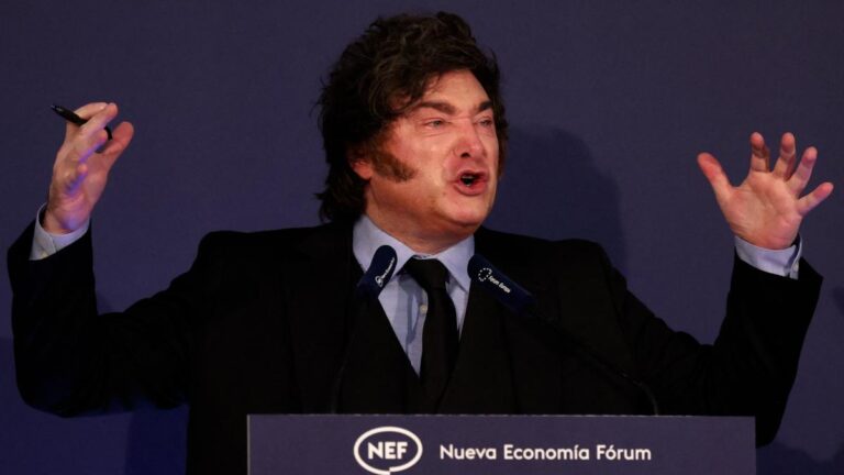 Milei agita la campaña del 29-N, abraza a Ayuso y califica a Sánchez de “dictador”